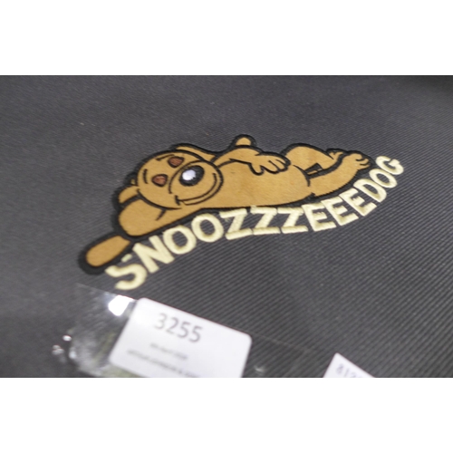 3255 - Snoozzzeeedog dog bed (317-808)  * This lot is subject to vat