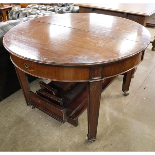 165 - An Edward VII mahogany extending dining table