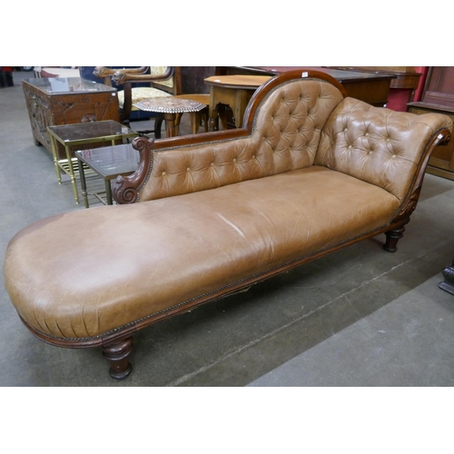 85 - A Victorian beech and leather upholstered chaise longue