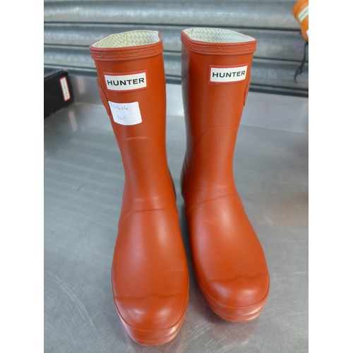 2291A - A pair of Hunter Wellington boots in cherry red - size UK 7