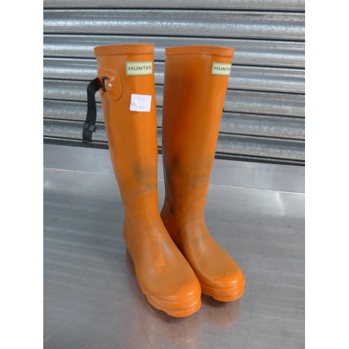 2291B - A pair of Hunter Wellington boots - high leg in orange - UK size 7