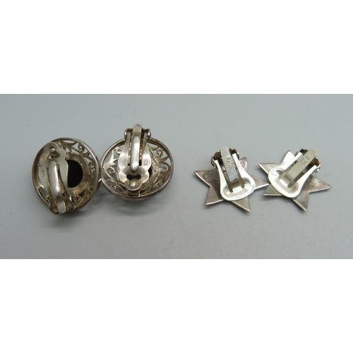 1052 - Two pairs of silver clip-on earrings