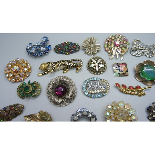 1061 - Twenty-one costume brooches