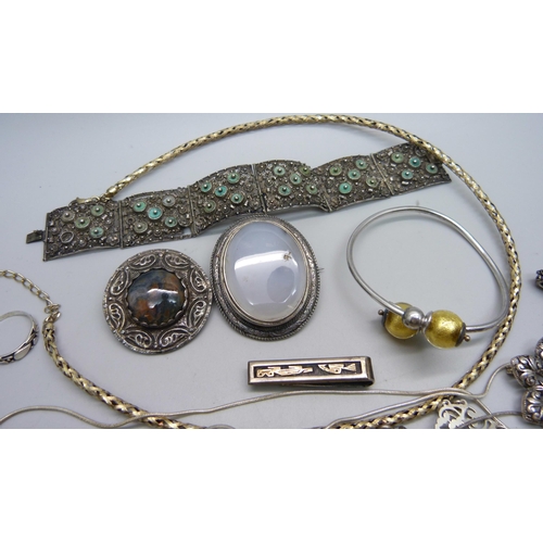 1062 - A collection of silver and silver mounted jewellery, including a moss agate brooch, other brooches, ... 