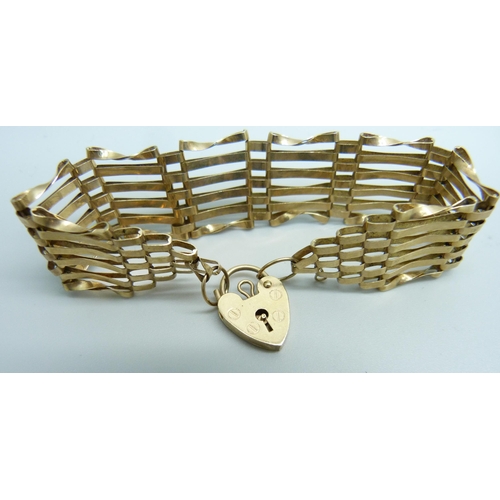 1064 - A 9ct gold gate bracelet, 11.3g