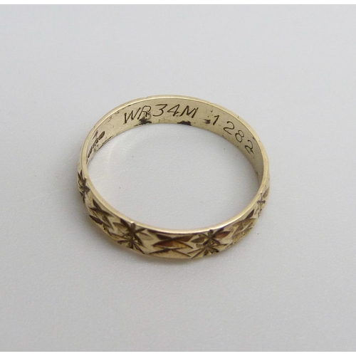 1071 - A 9ct gold wedding ring, 1.5g, N