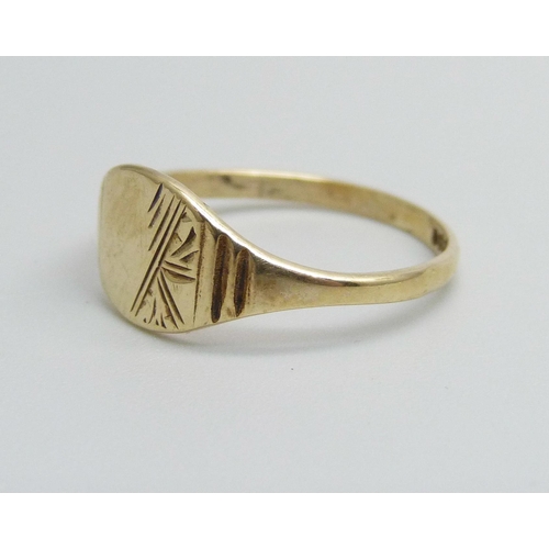 1077 - A 9ct gold signet ring, 1.2g, M