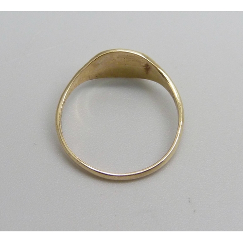 1077 - A 9ct gold signet ring, 1.2g, M