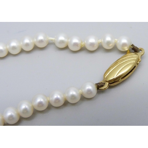 1079 - A pearl necklace with 9ct gold clasp, 42cm