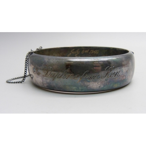 1085 - A silver bangle, 38g