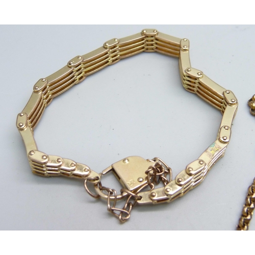 1104 - A plated gate bracelet and guard chain