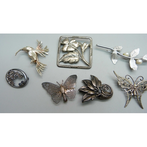 1122 - Nine silver brooches