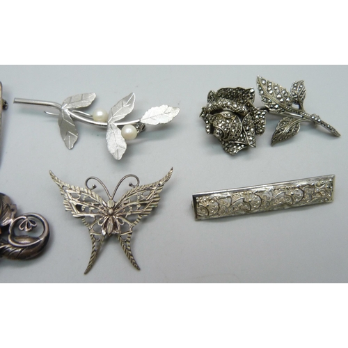 1122 - Nine silver brooches