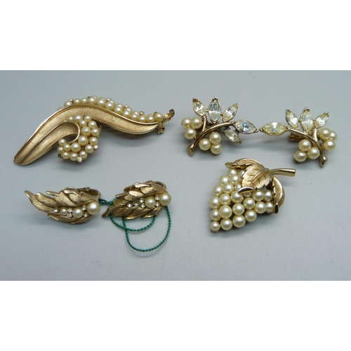 1136 - Trifari jewellery, two pairs of earrings and two brooches