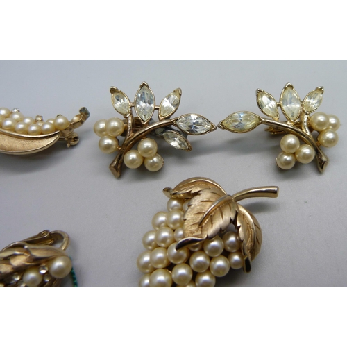 1136 - Trifari jewellery, two pairs of earrings and two brooches