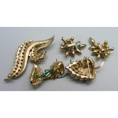 1136 - Trifari jewellery, two pairs of earrings and two brooches