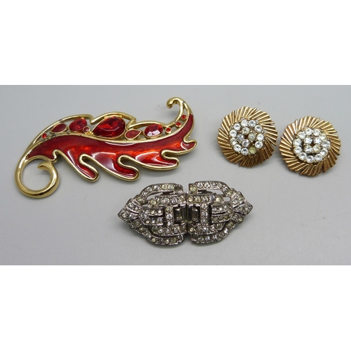 1140 - A large Trifari brooch and a pair of Trifari earrings, and a 'Clip-Mates' clip brooch