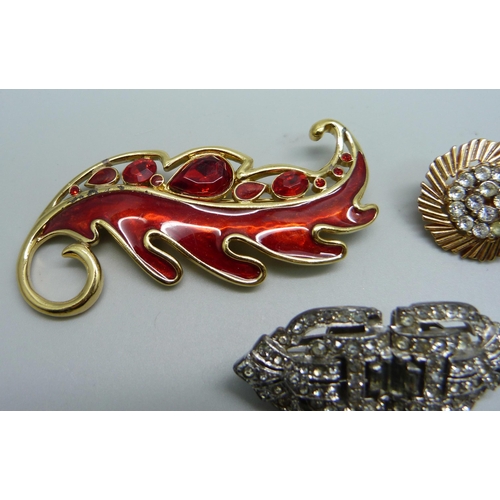 1140 - A large Trifari brooch and a pair of Trifari earrings, and a 'Clip-Mates' clip brooch