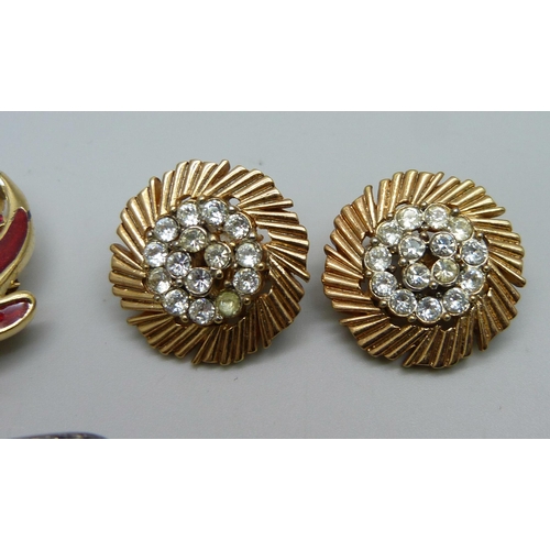 1140 - A large Trifari brooch and a pair of Trifari earrings, and a 'Clip-Mates' clip brooch