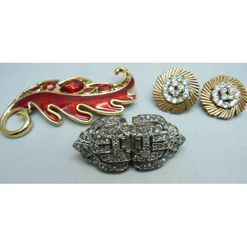 1140 - A large Trifari brooch and a pair of Trifari earrings, and a 'Clip-Mates' clip brooch