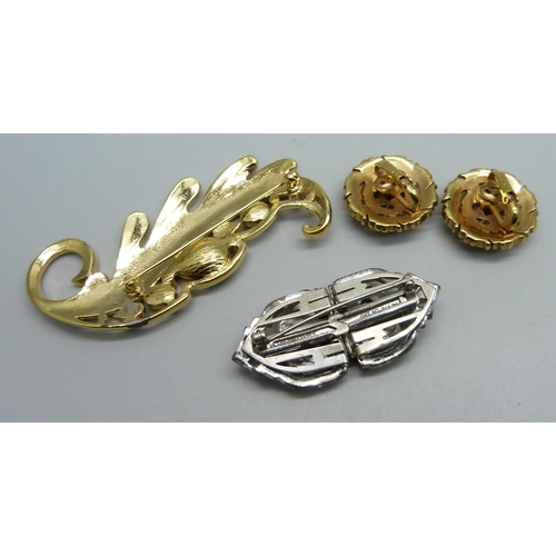 1140 - A large Trifari brooch and a pair of Trifari earrings, and a 'Clip-Mates' clip brooch