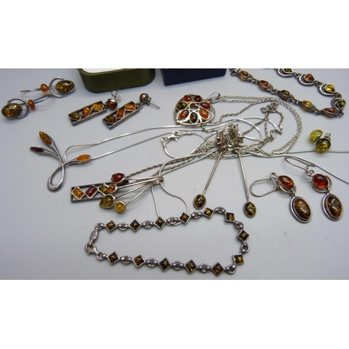 1143 - A collection of silver and amber set jewellery