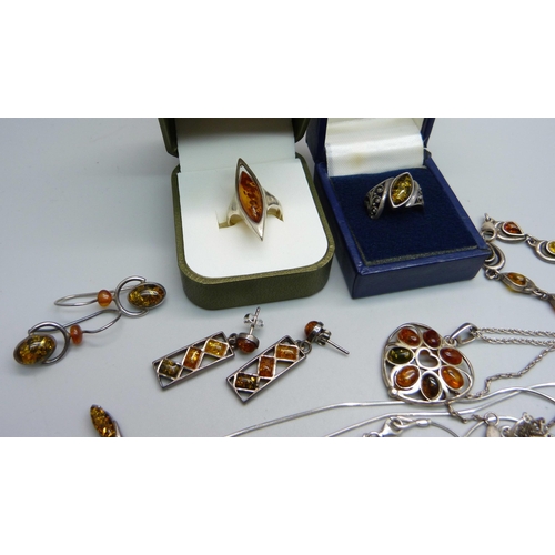 1143 - A collection of silver and amber set jewellery