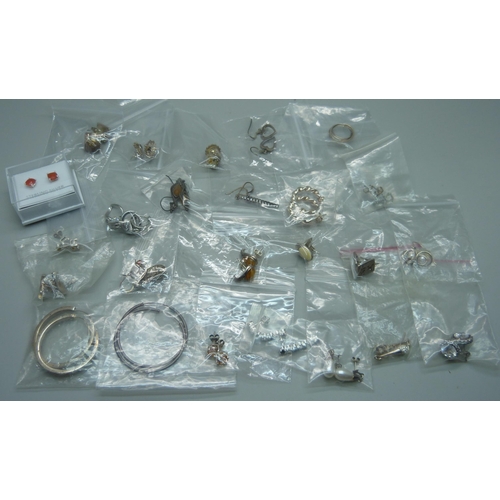 1146 - Twenty-five pairs of silver earrings