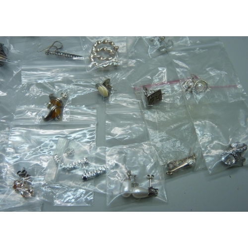 1146 - Twenty-five pairs of silver earrings