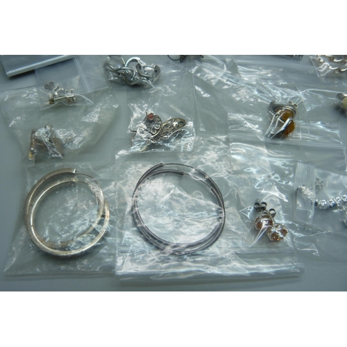 1146 - Twenty-five pairs of silver earrings