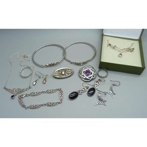 1165 - A collection of silver jewellery, 67g