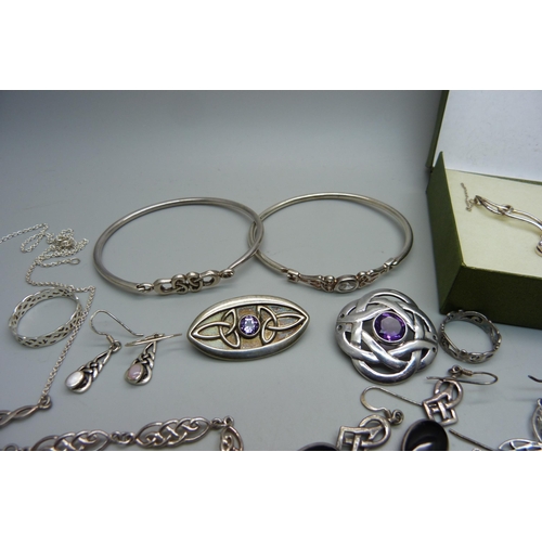 1165 - A collection of silver jewellery, 67g