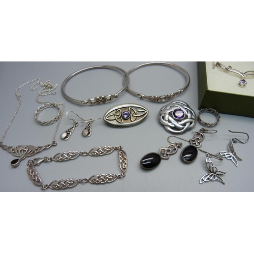 1165 - A collection of silver jewellery, 67g