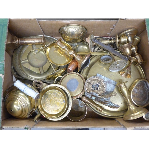 1200 - A collection of brassware and copper **PLEASE NOTE THIS LOT IS NOT ELIGIBLE FOR POSTING AND PACKING*... 