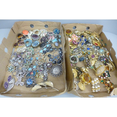 698 - A collection of costume brooches