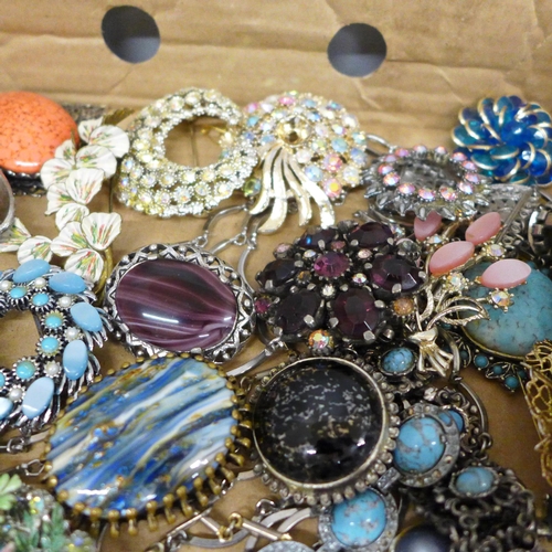 698 - A collection of costume brooches