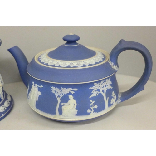 699 - Wedgwood Etruria Jasper tea service, one pot lacking lid, water pot spout chipped