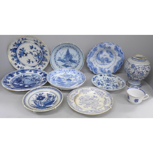 714 - A box of Chinese blue and white and English Delft porcelain, 18th Century and later, some a/f **PLEA... 