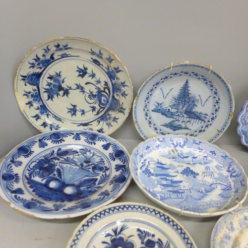 714 - A box of Chinese blue and white and English Delft porcelain, 18th Century and later, some a/f **PLEA... 