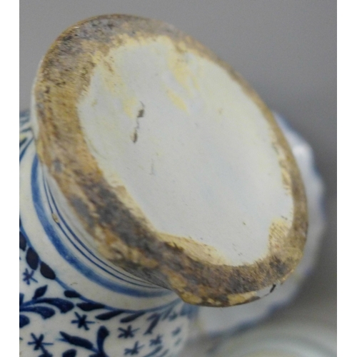 714 - A box of Chinese blue and white and English Delft porcelain, 18th Century and later, some a/f **PLEA... 