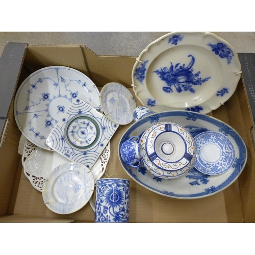 714 - A box of Chinese blue and white and English Delft porcelain, 18th Century and later, some a/f **PLEA... 