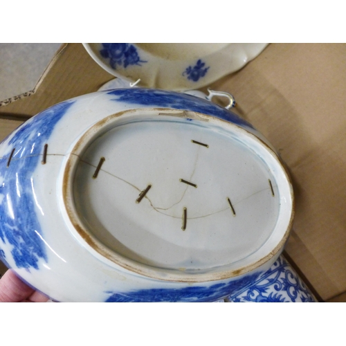 714 - A box of Chinese blue and white and English Delft porcelain, 18th Century and later, some a/f **PLEA... 