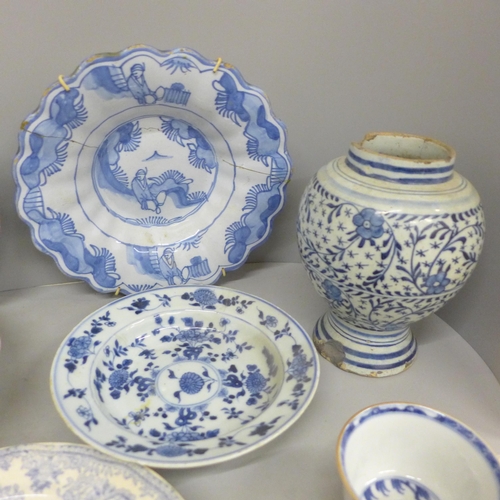 714 - A box of Chinese blue and white and English Delft porcelain, 18th Century and later, some a/f **PLEA... 