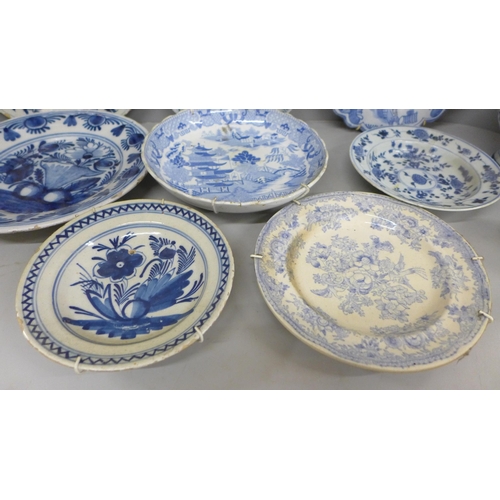 714 - A box of Chinese blue and white and English Delft porcelain, 18th Century and later, some a/f **PLEA... 