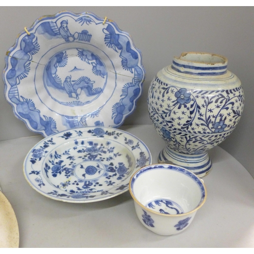 714 - A box of Chinese blue and white and English Delft porcelain, 18th Century and later, some a/f **PLEA... 