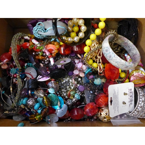 720 - A box of costume jewellery