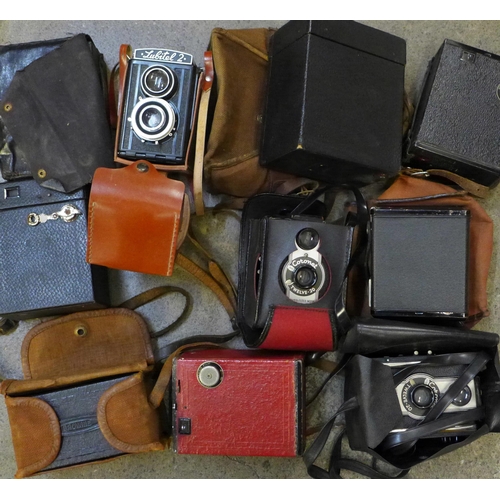 725 - A collection of box cameras including Brownie and Coronet plus a Lubitel 2 TLR