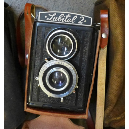 725 - A collection of box cameras including Brownie and Coronet plus a Lubitel 2 TLR