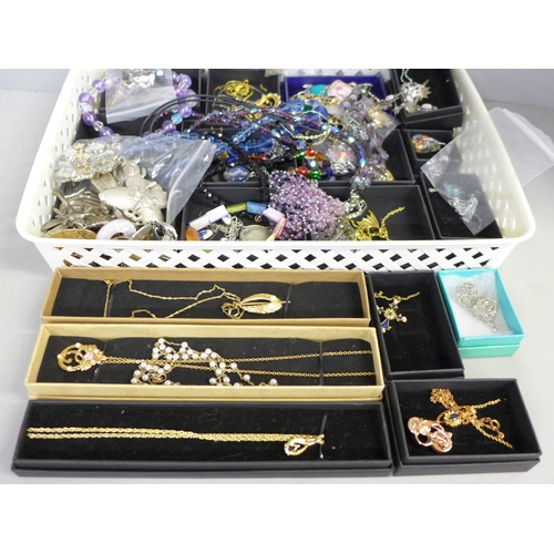 753 - A collection of costume jewellery, all boxed