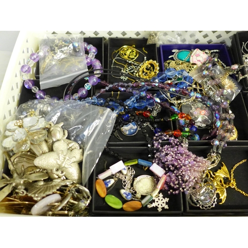 753 - A collection of costume jewellery, all boxed